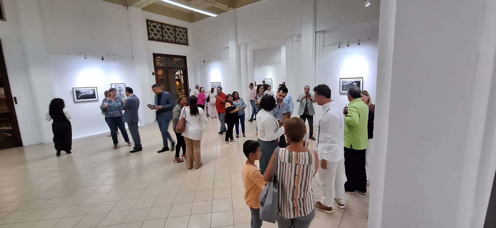 Exposición fotográfica: "Colombia en 25 Fotografías de Hernán Díaz: Un Viaje a Través de la Historia y la Cultura"