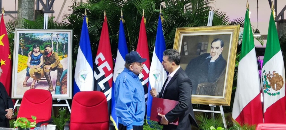 Embajador León Fredy Muñoz entrega sus cartas credenciales al presidente de Nicaragua, Daniel Ortega