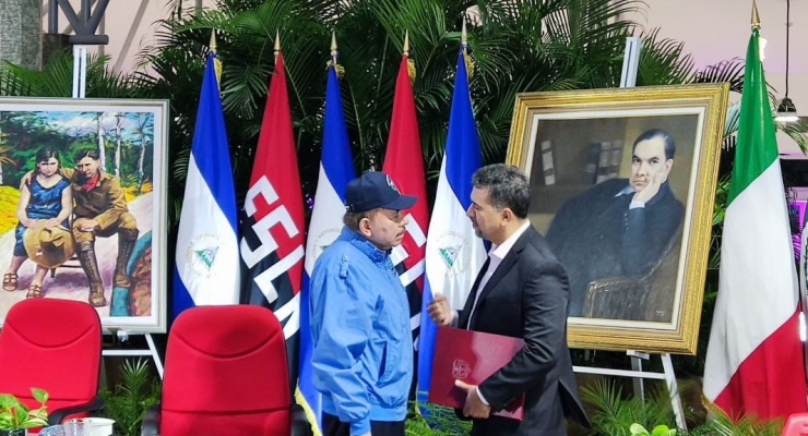 Embajador León Fredy Muñoz entrega sus cartas credenciales al presidente de Nicaragua, Daniel Ortega